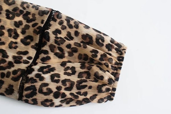 Moodne väljalõikega kleit spits-kaelusega ja loomamustriga