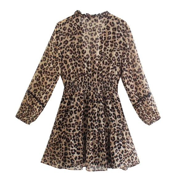 Moodne väljalõikega kleit spits-kaelusega ja loomamustriga