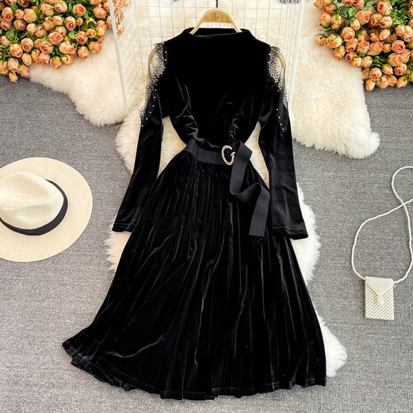 Naiste sametkleit vöö ja paljaste õlgadega