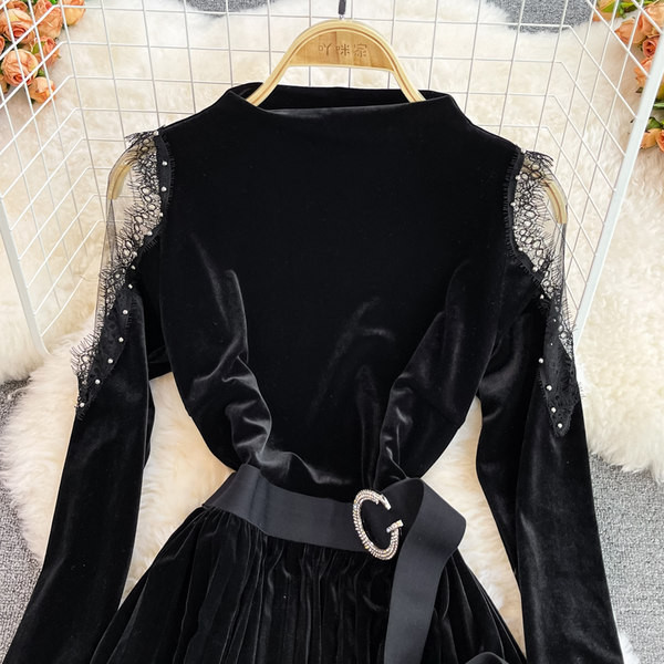 Naiste sametkleit vöö ja paljaste õlgadega