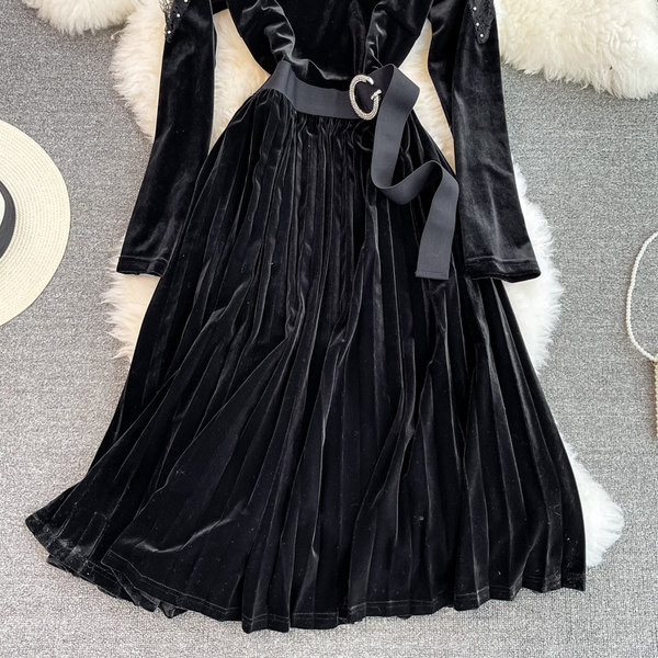 Naiste sametkleit vöö ja paljaste õlgadega