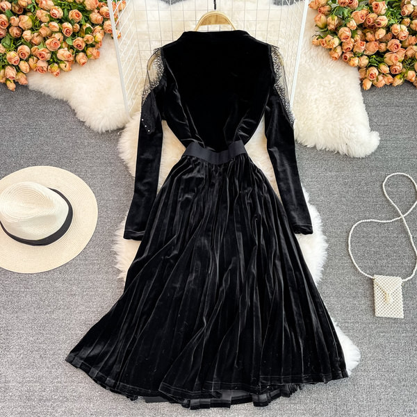 Naiste sametkleit vöö ja paljaste õlgadega