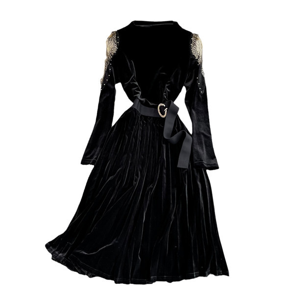 Naiste sametkleit vöö ja paljaste õlgadega