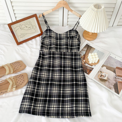 Novi model ženske kratke haljine sa tankim bretelama i cvjetnim uzorkom