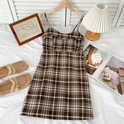 Novi model ženske kratke haljine sa tankim bretelama i cvjetnim uzorkom