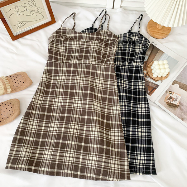 Novi model ženske kratke haljine sa tankim bretelama i cvjetnim uzorkom