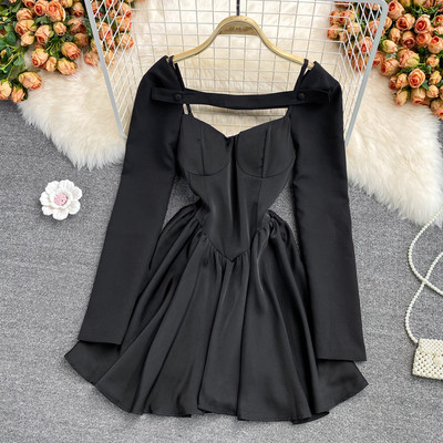 Modern női ruha hosszú ujjú fehér és fekete színben