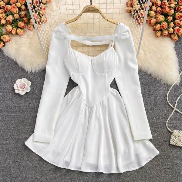 Modern női ruha hosszú ujjú fehér és fekete színben