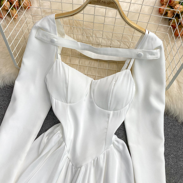 Modern női ruha hosszú ujjú fehér és fekete színben