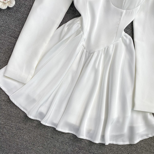 Modern női ruha hosszú ujjú fehér és fekete színben