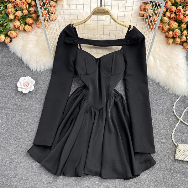 Modern női ruha hosszú ujjú fehér és fekete színben