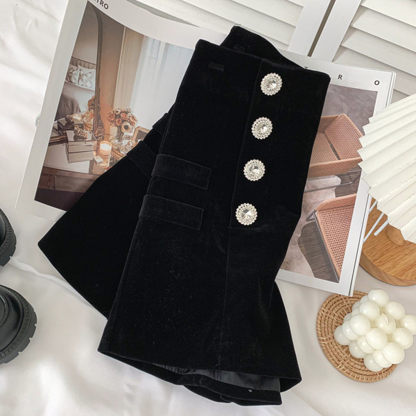 Női bársony rövidnadrág új modellje gombokkal