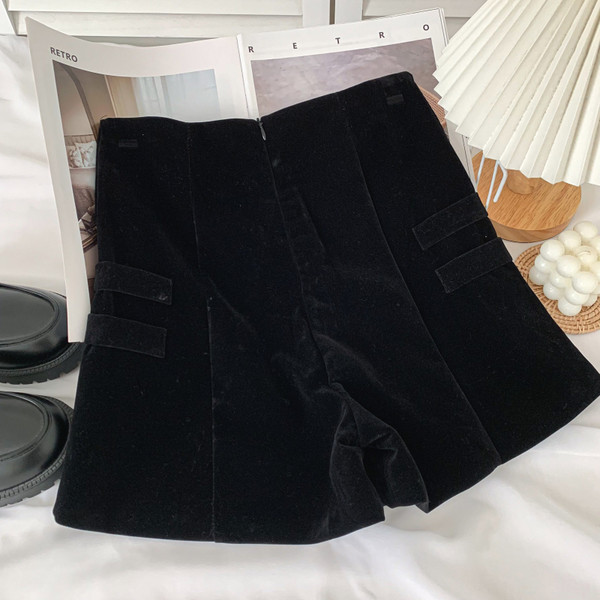 Női bársony rövidnadrág új modellje gombokkal