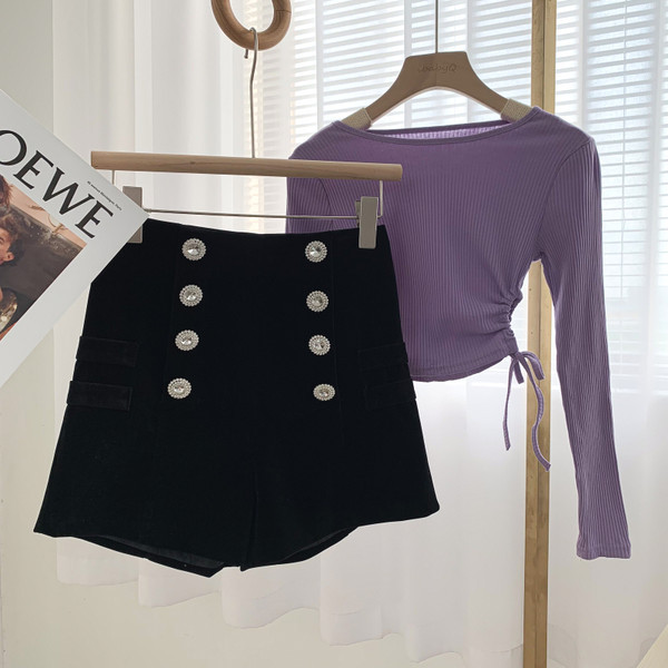 Női bársony rövidnadrág új modellje gombokkal