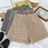 Alkalmi női rövidnadrág gombokkal - három színben