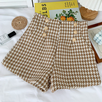 Alkalmi női rövidnadrág gombokkal - három színben