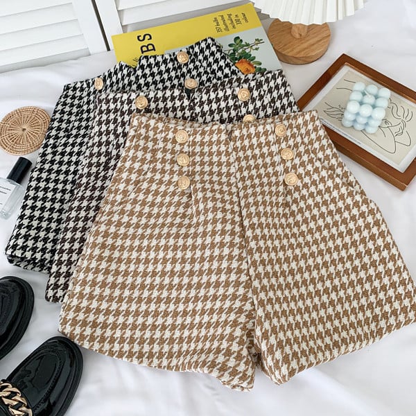 Alkalmi női rövidnadrág gombokkal - három színben