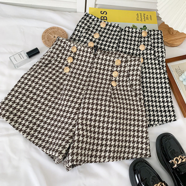 Alkalmi női rövidnadrág gombokkal - három színben