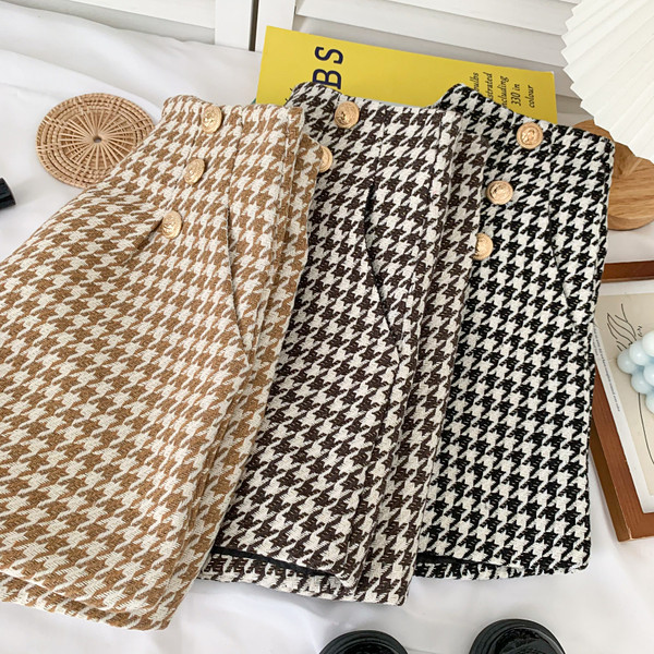 Alkalmi női rövidnadrág gombokkal - három színben