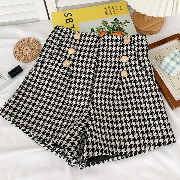 Alkalmi női rövidnadrág gombokkal - három színben