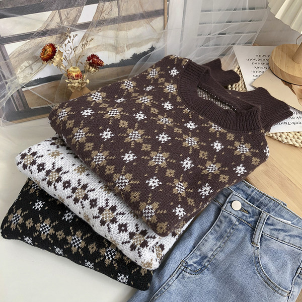 Színes női pulóver kerek nyakkivágással