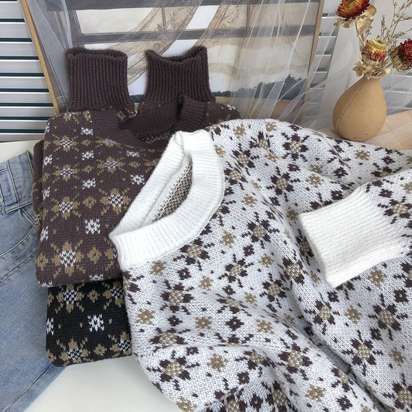 Színes női pulóver kerek nyakkivágással