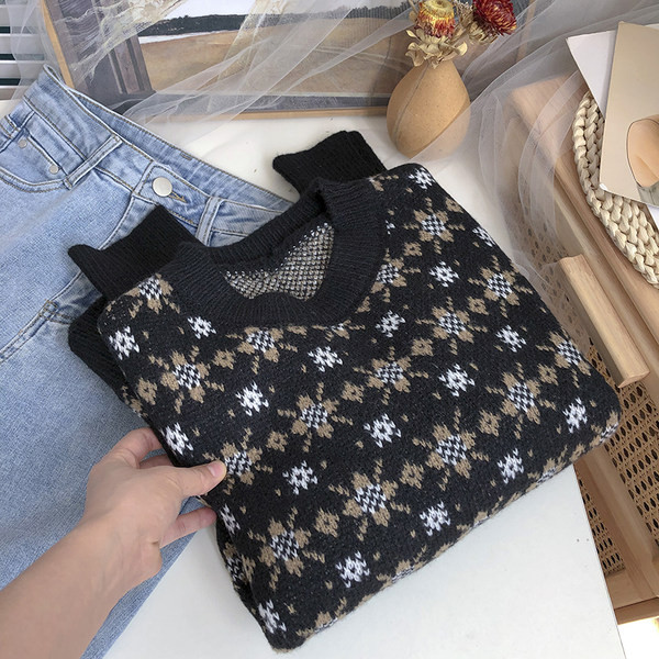 Színes női pulóver kerek nyakkivágással