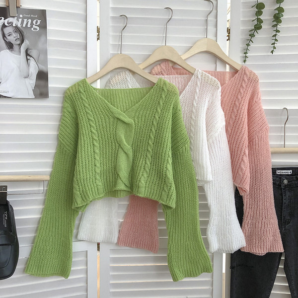 Kaasaegne kolmes värvitoonis spits-kaelusega kampsun