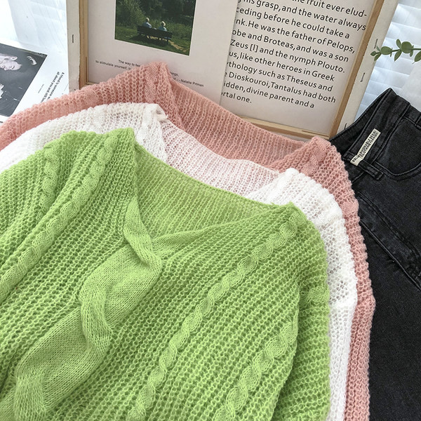 Kaasaegne kolmes värvitoonis spits-kaelusega kampsun