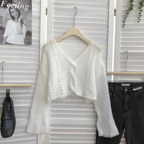 Kaasaegne kolmes värvitoonis spits-kaelusega kampsun