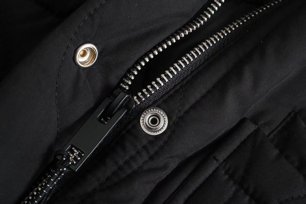 Őszi steppelt kabát kapucnival és zsebekkel