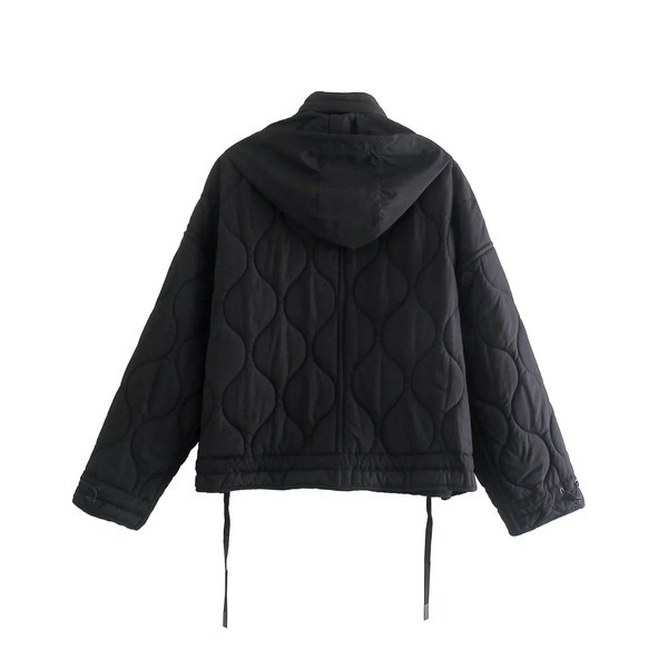 Őszi steppelt kabát kapucnival és zsebekkel