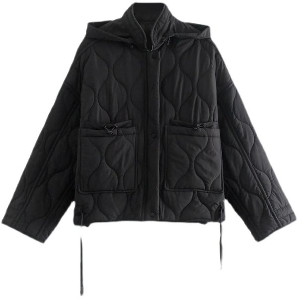 Őszi steppelt kabát kapucnival és zsebekkel