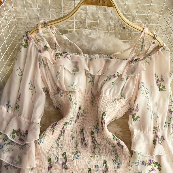 Női ruha gumírozott derékkal, bézs virágmintával