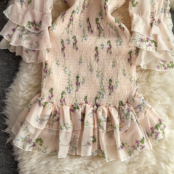 Női ruha gumírozott derékkal, bézs virágmintával