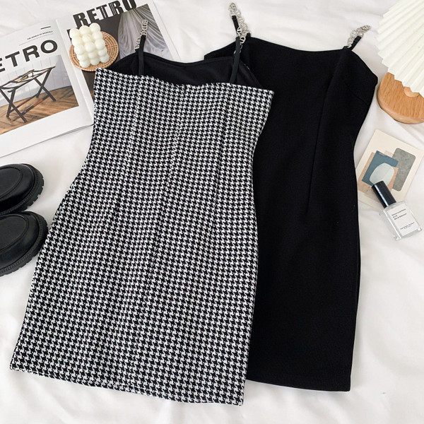 Moderna ženska pripijena haljina s tankim naramenicama