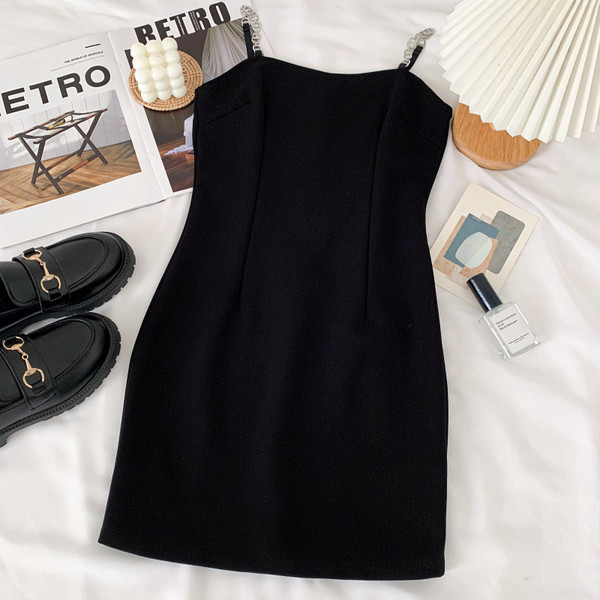 Moderna ženska pripijena haljina s tankim naramenicama