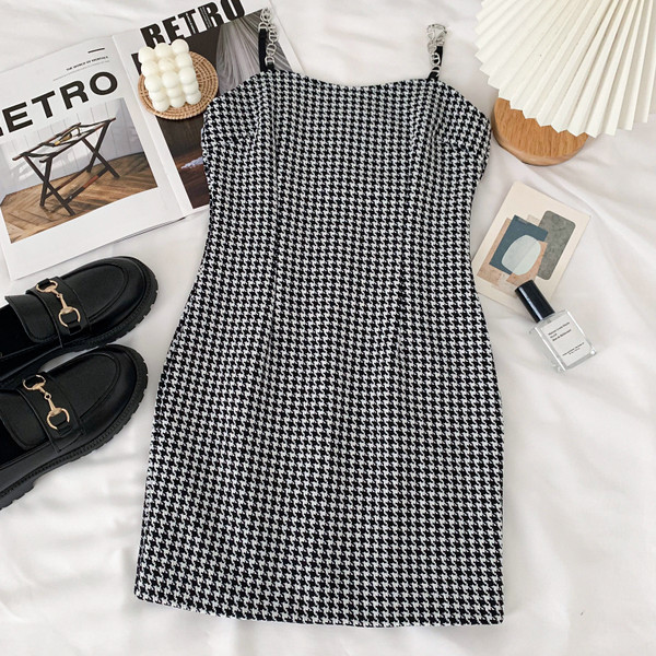 Moderna ženska pripijena haljina s tankim naramenicama