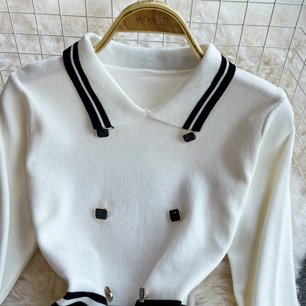 Női ruha zsebekkel és klasszikus gallérral