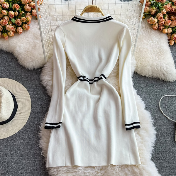 Női ruha zsebekkel és klasszikus gallérral