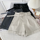 Divatos női rövidnadrág műbőrből, övvel