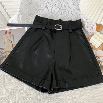 Divatos női rövidnadrág műbőrből, övvel