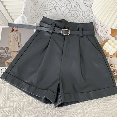 Divatos női rövidnadrág műbőrből, övvel