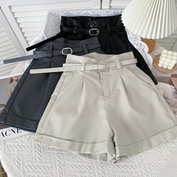 Divatos női rövidnadrág műbőrből, övvel