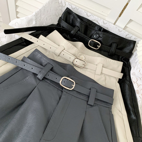 Divatos női rövidnadrág műbőrből, övvel