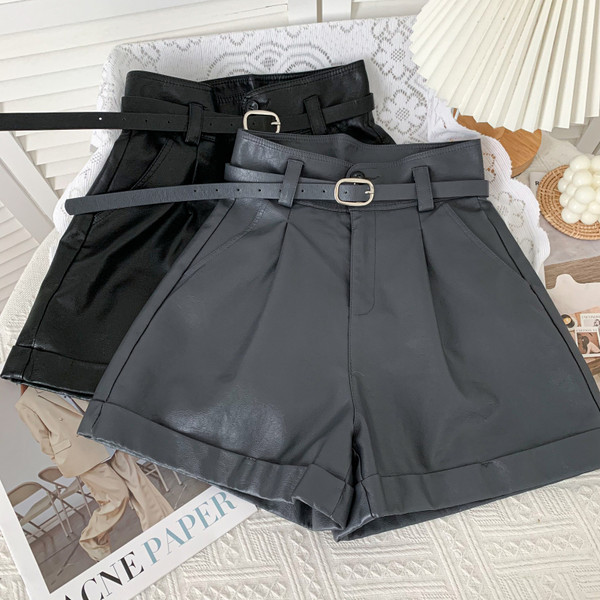 Divatos női rövidnadrág műbőrből, övvel