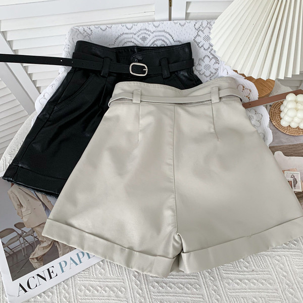 Divatos női rövidnadrág műbőrből, övvel