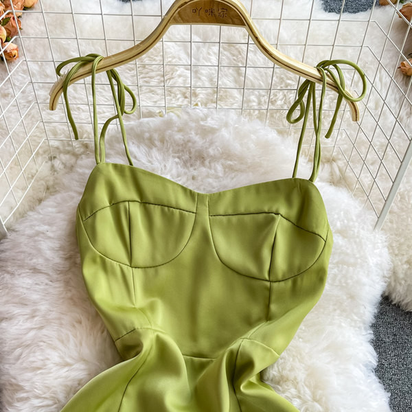 Ženska moderna haljina s prorezima i tankim naramenicama