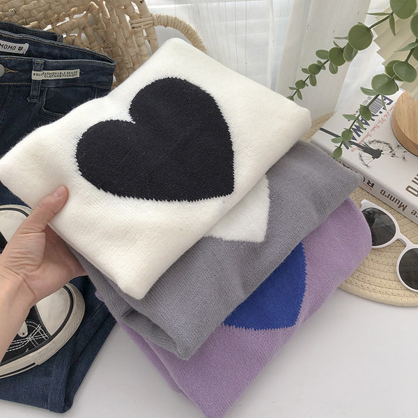 Pulover de dama cu decolteu oval si imprimeu