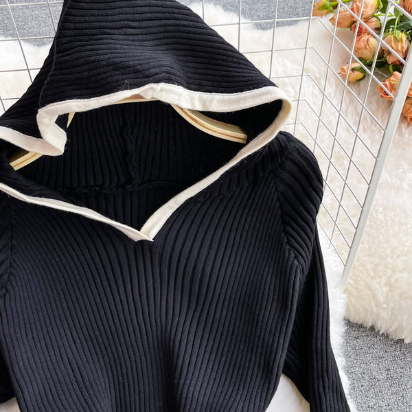 Ženska haljina od samta s kapuljačom